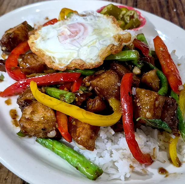 Pad Grapow con panceta frita & huevo estrellado
