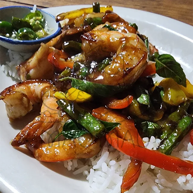 Pad Grapow con camarones