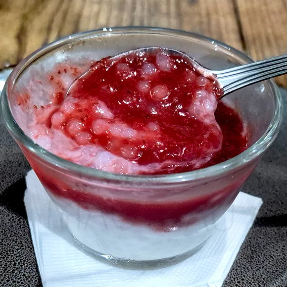 Kanom Tapioca con la salsa de fresa
