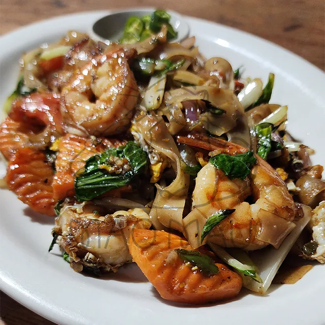 Pad Kee Mau con camarones