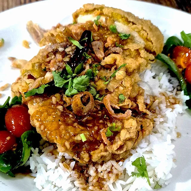 Tamarindo Tailandés con muslo de pollo frito